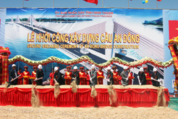 Chủ tịch nước Nguyễn Minh Triết dự và phát lệnh khởi công xây dựng cầu An Đông